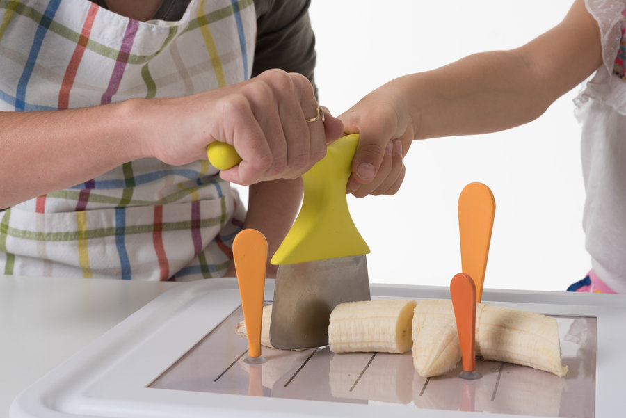 ustensiles de cuisines ergonomiquement pensés pour cuisiner entre parents et enfants, produits du projet de diplôme de Bruna Miggliavacca